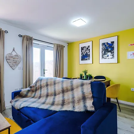 Apartman Huge 5 Bedroom Townhouse In Salford, Free Parking, Sleeps Up To 11 Guests Manchester