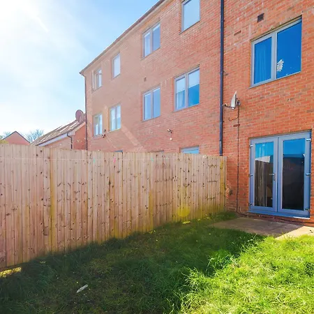 Huge 5 Bedroom Townhouse In Salford, Free Parking, Sleeps Up To 11 Guests Apartment *
