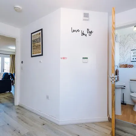 Apartman Huge 5 Bedroom Townhouse In Salford, Free Parking, Sleeps Up To 11 Guests *