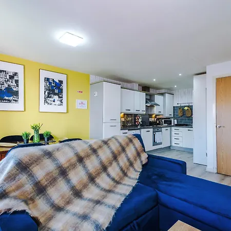 Apartman Huge 5 Bedroom Townhouse In Salford, Free Parking, Sleeps Up To 11 Guests *