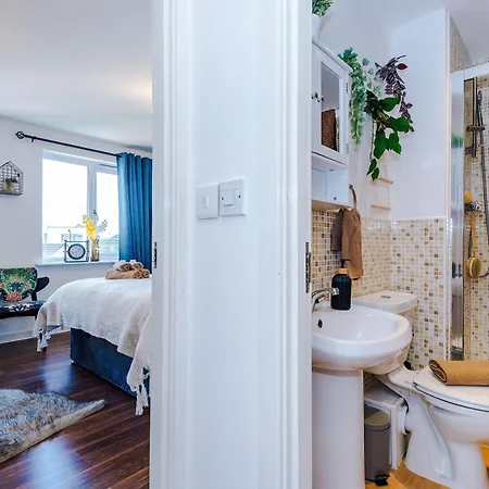 Huge 5 Bedroom Townhouse In Salford, Free Parking, Sleeps Up To 11 Guests Apartman Manchester