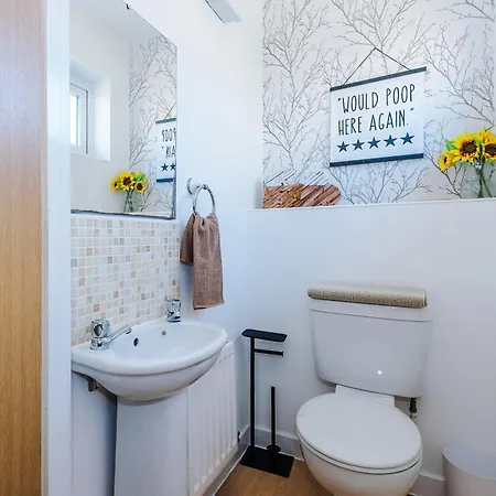 Huge 5 Bedroom Townhouse In Salford, Free Parking, Sleeps Up To 11 Guests Apartman