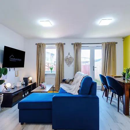 Apartman Huge 5 Bedroom Townhouse In Salford, Free Parking, Sleeps Up To 11 Guests *