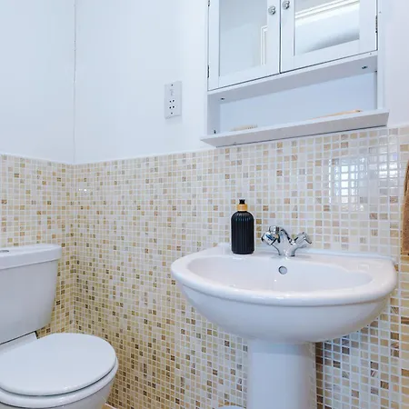 Apartman Huge 5 Bedroom Townhouse In Salford, Free Parking, Sleeps Up To 11 Guests *