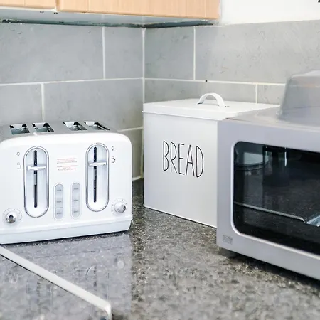 Incredible 4bedroom In Salford, Game Room, Free Parking, Smart Tv *