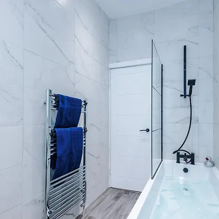 Incredible 4bedroom In Salford, Game Room, Free Parking, Smart Tv