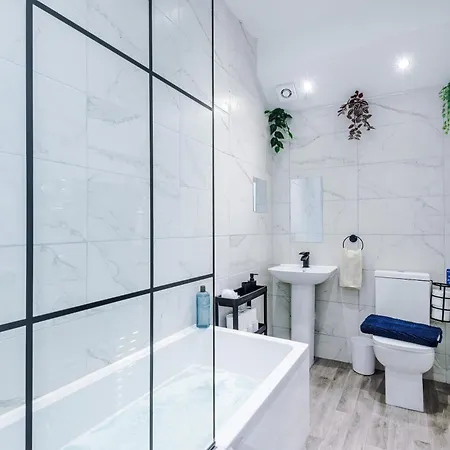 Incredible 4bedroom In Salford, Game Room, Free Parking, Smart Tv Lägenhet