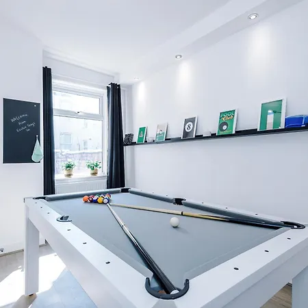 Incredible 4bedroom In Salford, Game Room, Free Parking, Smart Tv