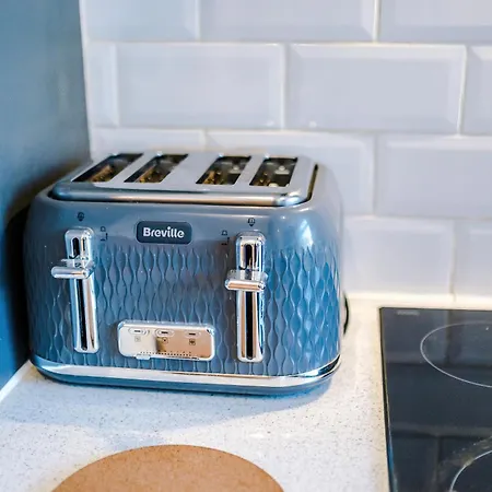 Stunning 3 Bedroom In Stretford, Game Room, Summer House, Smart Tv, Driveway アパート *