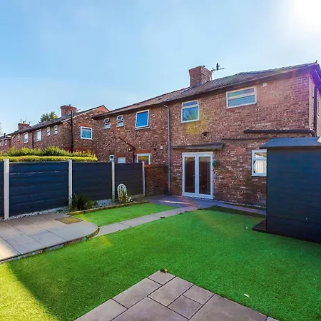Stunning 3 Bedroom In Stretford, Game Room, Summer House, Smart Tv, Driveway マンチェスター