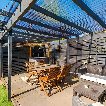 Stunning 3 Bedroom In Stretford, Game Room, Summer House, Smart Tv, Driveway アパート マンチェスター