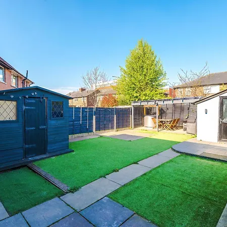 Stunning 3 Bedroom In Stretford, Game Room, Summer House, Smart Tv, Driveway *