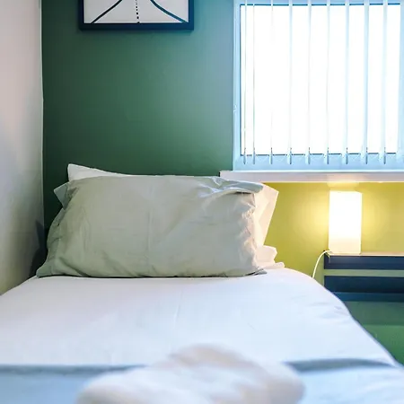 Stunning 3 Bedroom In Stretford, Game Room, Summer House, Smart Tv, Driveway アパート *