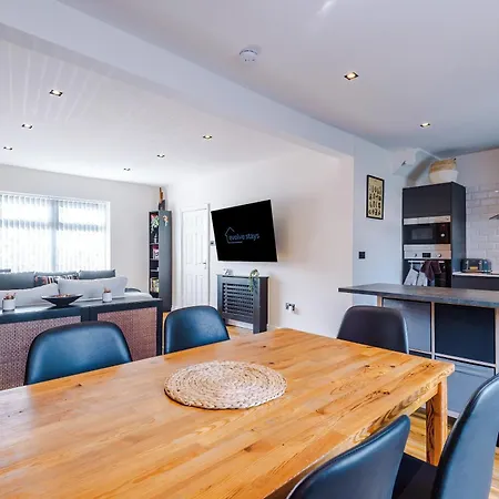 Stunning 3 Bedroom In Stretford, Game Room, Summer House, Smart Tv, Driveway