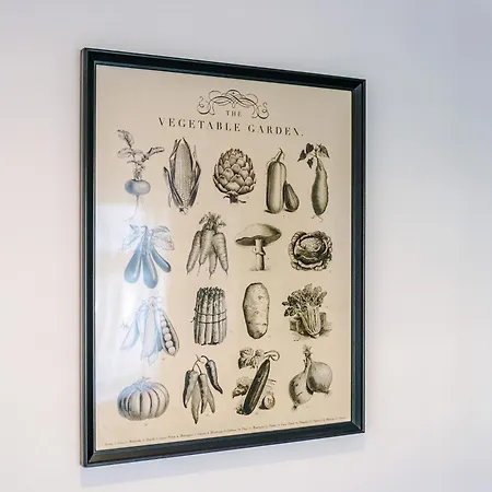 Stunning 3 Bedroom In Stretford, Game Room, Summer House, Smart Tv, Driveway