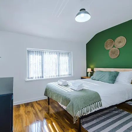 Stunning 3 Bedroom In Stretford, Game Room, Summer House, Smart Tv, Driveway マンチェスター