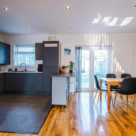 Stunning 3 Bedroom In Stretford, Game Room, Summer House, Smart Tv, Driveway