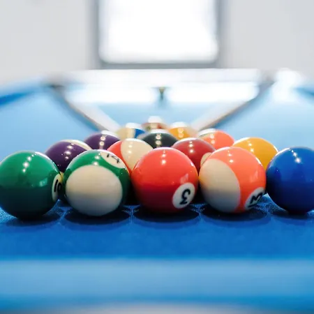 Stunning 3 Bedroom In Stretford, Game Room, Summer House, Smart Tv, Driveway マンチェスター