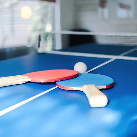 Stunning 3 Bedroom In Stretford, Game Room, Summer House, Smart Tv, Driveway