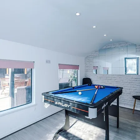 Stunning 3 Bedroom In Stretford, Game Room, Summer House, Smart Tv, Driveway *