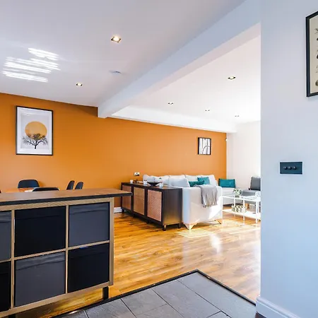 Stunning 3 Bedroom In Stretford, Game Room, Summer House, Smart Tv, Driveway マンチェスター