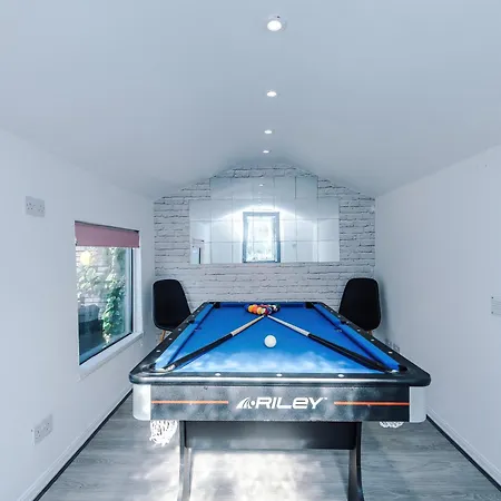 Stunning 3 Bedroom In Stretford, Game Room, Summer House, Smart Tv, Driveway マンチェスター