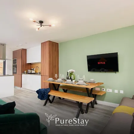 Stylish 5-bedroom Retreat Sleeps 9 By Purestay *