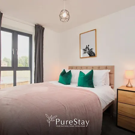 Stylish 5-bedroom Retreat Sleeps 9 By Purestay *