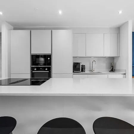 4 Bed Canal St Townhouse Free Parking