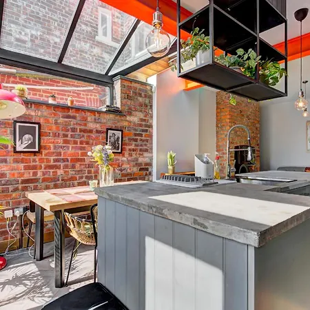 Stunning Garden By Levenshulme Station - Pass The Keys Manchester