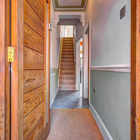 Stunning Garden By Levenshulme Station - Pass The Keys Manchester