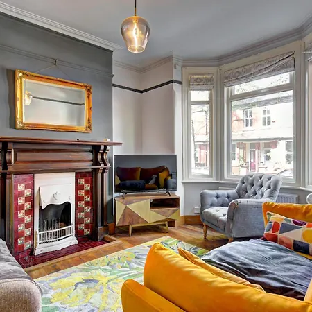 Stunning Garden By Levenshulme Station - Pass The Keys Manchester