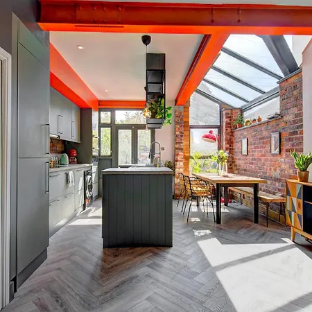 Stunning Garden By Levenshulme Station - Pass The Keys *