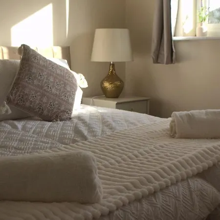 Casa de Férias Hub - 2br With Free Parking, Near Airport & Attractions Manchester