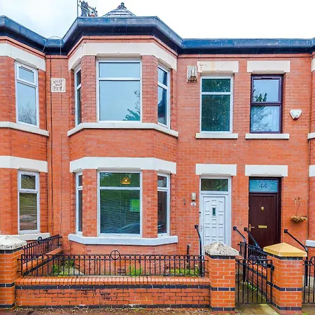 Large 4 Bed House Sleeps 8 By Host A *