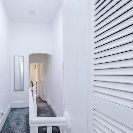 Large 4 Bed House Sleeps 8 By Host A *