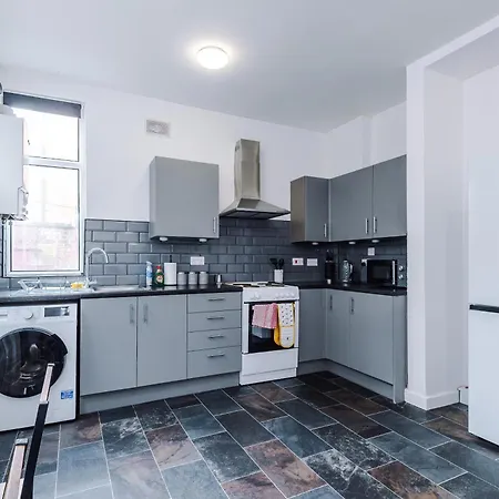 Large 4 Bed House Sleeps 8 By Host A * Manchester