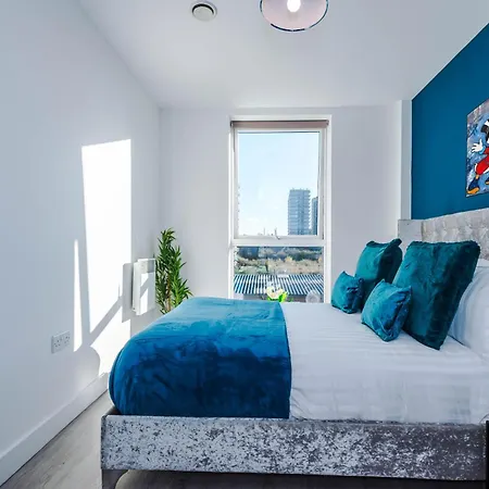 Lux Livin' - Luxury 5 Bed Centre *