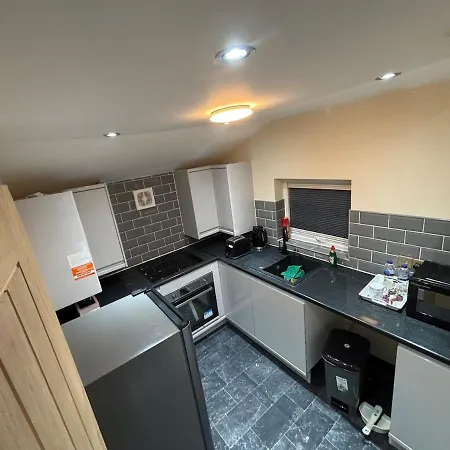 Apartment 1 Bedroom Flat - Airport - 7 Mins To Man - Staycations & Business Stays!