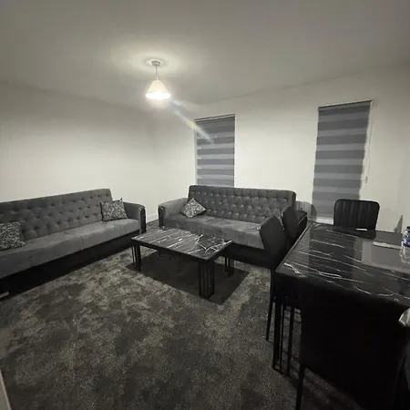 1 Bedroom Flat - Airport - 7 Mins To Man - Staycations & Business Stays! *
