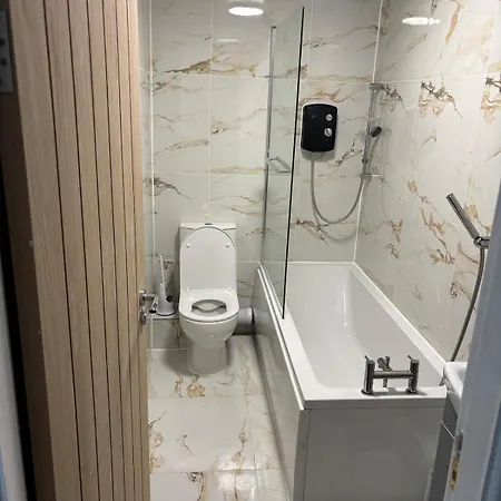 1 Bedroom Flat - Airport - 7 Mins To Man - Staycations & Business Stays! Apartment