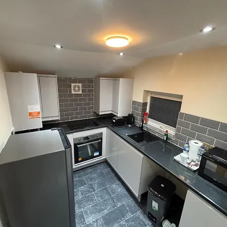 1 Bedroom Flat - Airport - 7 Mins To Man - Staycations & Business Stays! *