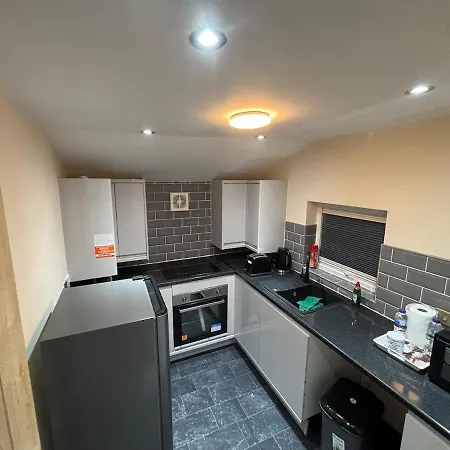 1 Bedroom Flat - Airport - 7 Mins To Man - Staycations & Business Stays! Apartment *