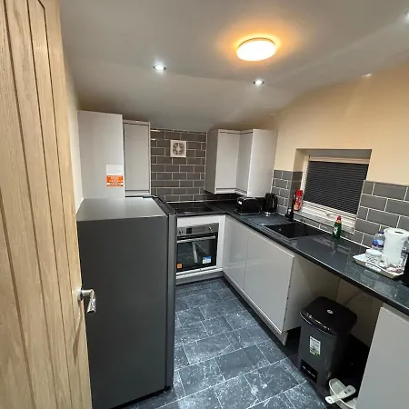 Apartment 1 Bedroom Flat - Airport - 7 Mins To Man - Staycations & Business Stays! Manchester