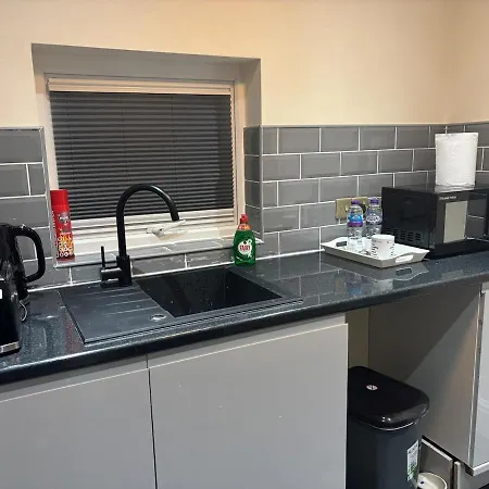 1 Bedroom Flat - Airport - 7 Mins To Man - Staycations & Business Stays! Manchester