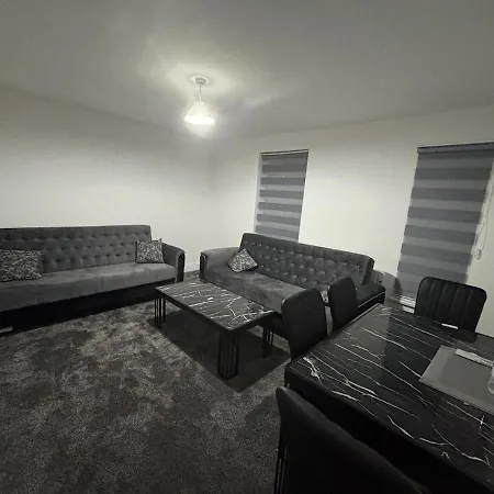 1 Bedroom Flat - Airport - 7 Mins To Man - Staycations & Business Stays!