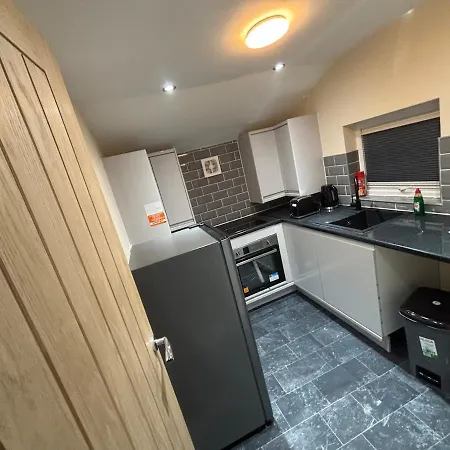 1 Bedroom Flat - Airport - 7 Mins To Man - Staycations & Business Stays! Apartment *