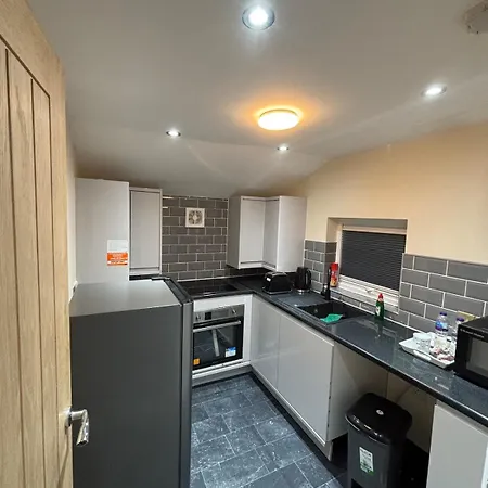 Apartment 1 Bedroom Flat - Airport - 7 Mins To Man - Staycations & Business Stays! Manchester