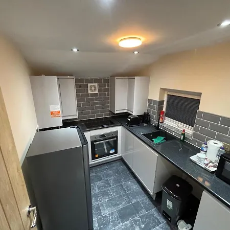 1 Bedroom Flat - Airport - 7 Mins To Man - Staycations & Business Stays! Apartment