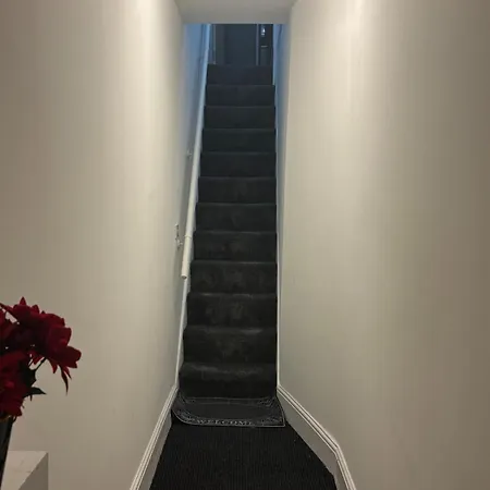 Apartment 1 Bedroom Flat - Airport - 7 Mins To Man - Staycations & Business Stays! Manchester